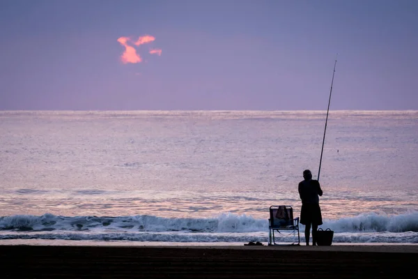Contraluz Del Hombre Pescando Mar Amanecer Con Cielo Naranja — Foto de Stock