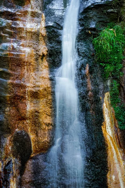 Cachoeira Riacho Com Pedras Vegetação Frondosa — Fotografia de Stock