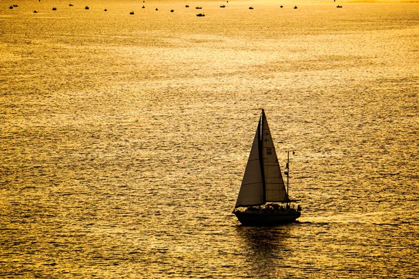 Яхта Оранжевым Морем Закате — стоковое фото