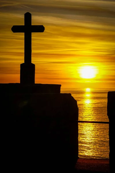Подсветка Христианского Креста Закате Оранжевыми Цветами — стоковое фото