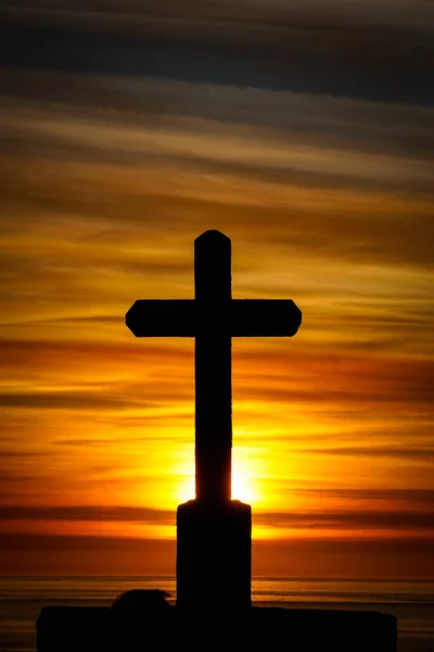 Luz Fundo Uma Cruz Cristã Pôr Sol Com Cores Alaranjadas — Fotografia de Stock