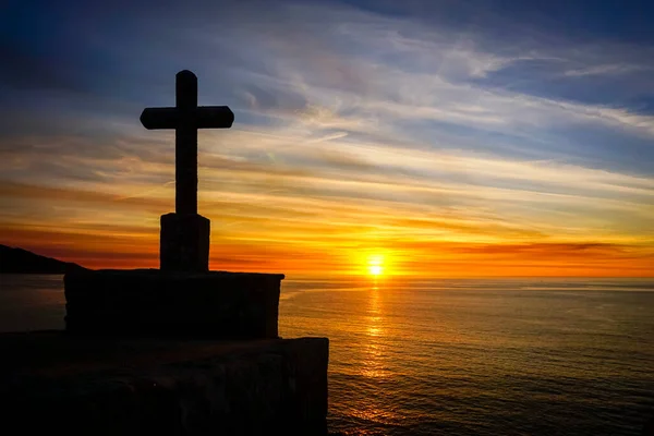 Günbatımında Turuncu Renklerde Bir Hıristiyan Haçının Arka Işığı — Stok fotoğraf
