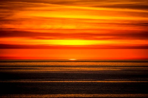 Солнце Крыльях Оранжевым Небом — стоковое фото
