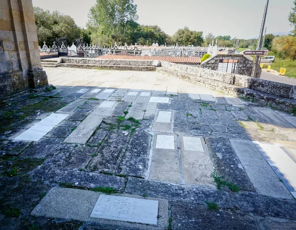 Grabsteine Auf Dem Boden Eines Friedhofs — Stockfoto