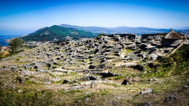 Castro de Santa Tegra, MÖ 1. yüzyıldan kalma Kelt kalesinin tepe rünlerinin arkeolojik alanı. C