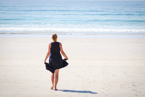 Mujer Disfrutando Del Buen Tiempo Una Playa Costa Gallega — Foto de Stock