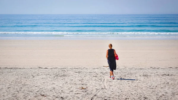 Mulher Desfrutando Bom Tempo Uma Praia Costa Galega — Fotografia de Stock