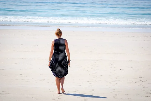 Galiçya Sahilinde Güzel Havanın Tadını Çıkaran Bir Kadın — Stok fotoğraf