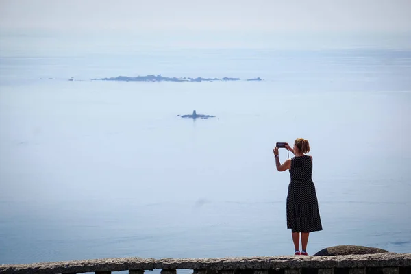 Femme Prenant Des Photos Sur Côte Galicienne — Photo