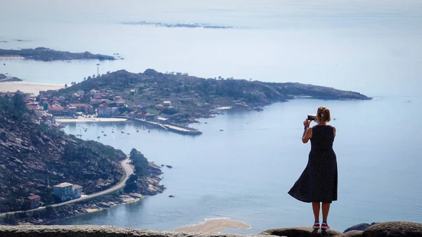 Galiçya Sahilinde Fotoğraf Çeken Bir Kadın — Stok fotoğraf