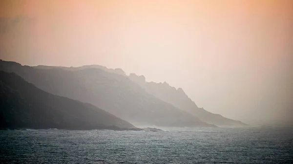 ガリシア海岸の崖の上のオレンジの夕日 — ストック写真