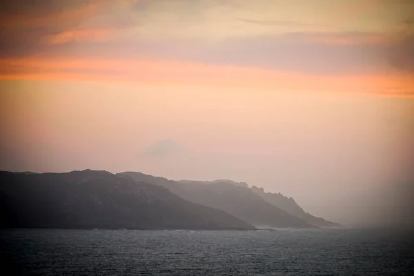 Galiçya Kıyısındaki Kayalıklarda Turuncu Gün Batımı — Stok fotoğraf