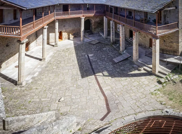 Bir ortaçağ şatosunun iç avlusunda