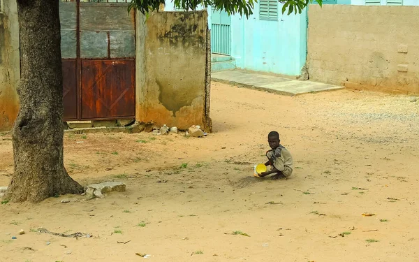 Afrika 'da bir köyün sokağında oynayan çocuk.