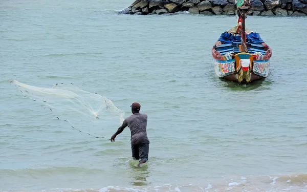 Pescador Que Utiliza Una Red Orilla Del Mar — Foto de Stock