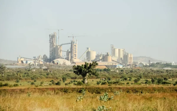 Baobab ormanının arkasındaki endüstriler