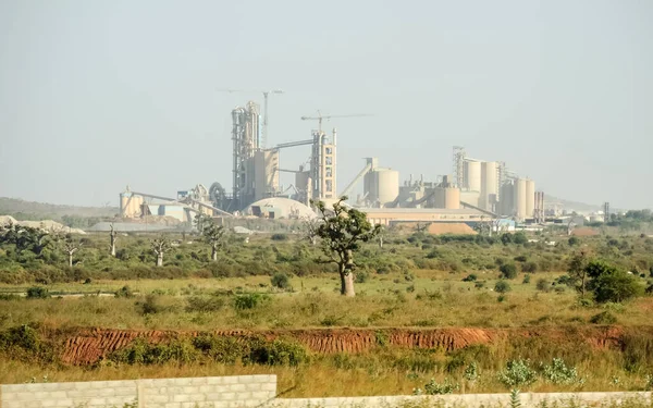 Baobab ormanının arkasındaki endüstriler