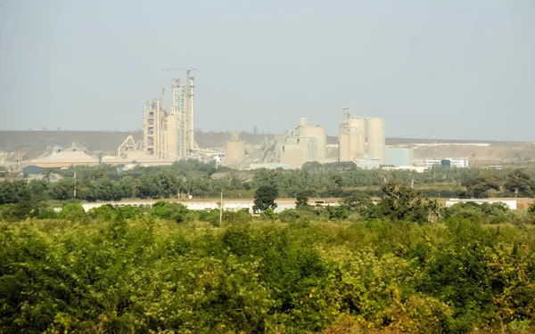 Baobab ormanının arkasındaki endüstriler