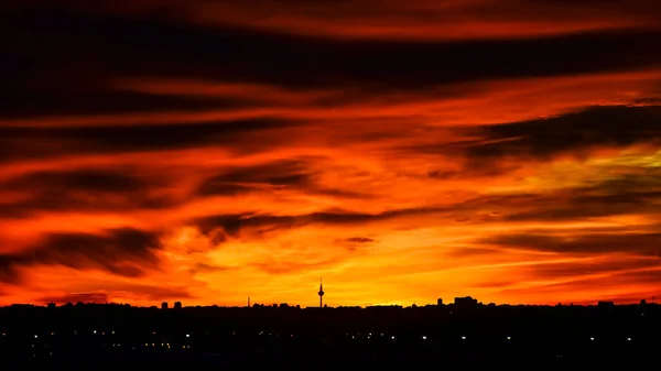 Vista Panorâmica Horizonte Cidade Madrid Pôr Sol Com Nuvens Coloridas — Fotografia de Stock