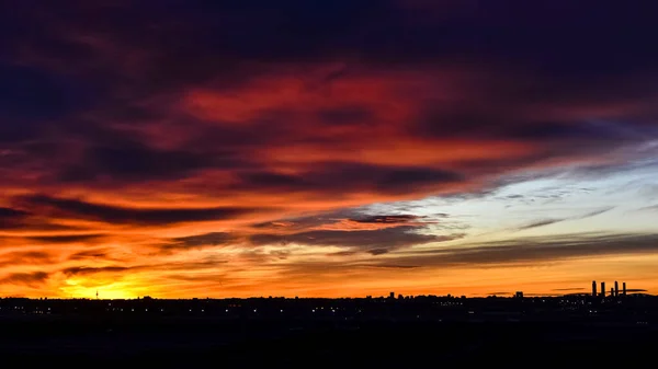 Panoramautsikt Över Madrids Stadssiluett Vid Solnedgången Med Färgade Moln — Stockfoto