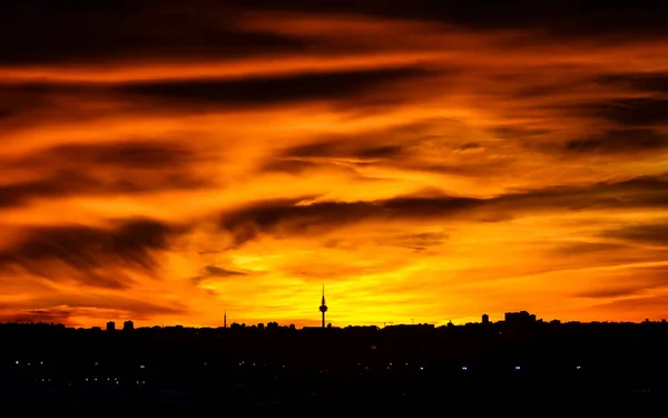 Vista Panorâmica Horizonte Cidade Madrid Pôr Sol Com Nuvens Coloridas — Fotografia de Stock