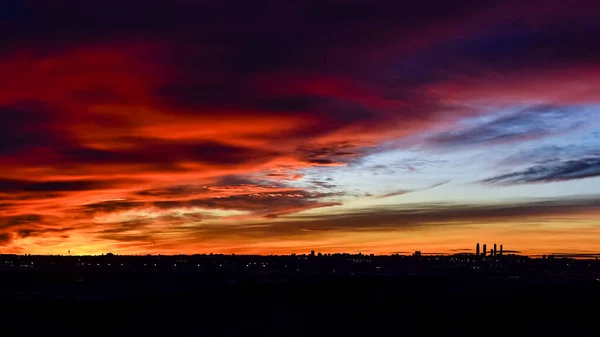 Vista Panorâmica Horizonte Cidade Madrid Pôr Sol Com Nuvens Coloridas — Fotografia de Stock