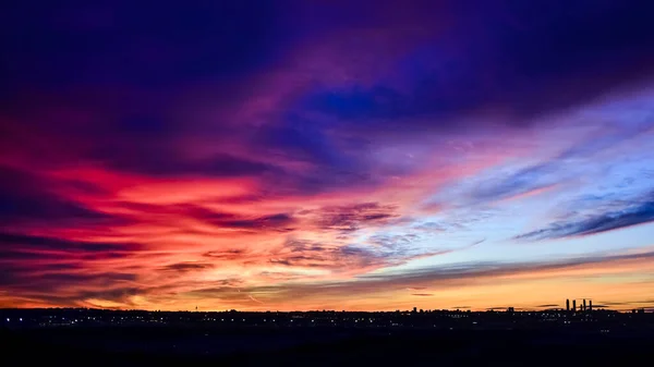 Vista Panorâmica Horizonte Cidade Madrid Pôr Sol Com Nuvens Coloridas — Fotografia de Stock