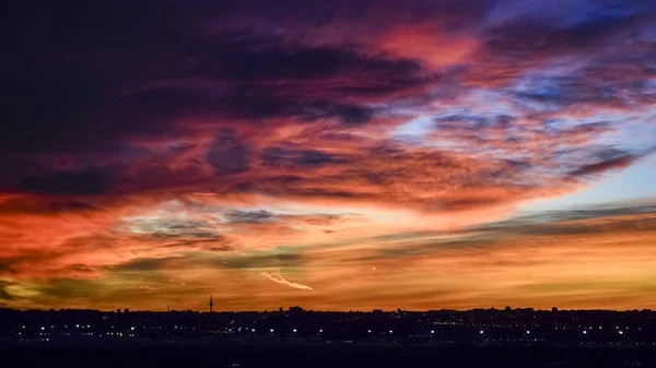 Panoramautsikt Över Madrids Stadssiluett Vid Solnedgången Med Färgade Moln — Stockfoto