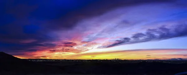Panoramablick Auf Die Skyline Von Madrid Bei Sonnenuntergang Mit Farbigen — Stockfoto