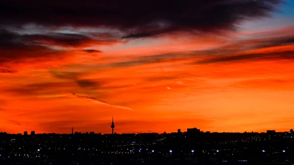 Vista Panorâmica Horizonte Cidade Madrid Pôr Sol Com Nuvens Coloridas — Fotografia de Stock