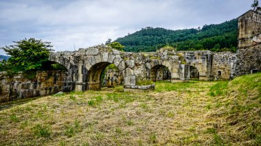 Castillo de San Felipe 'nin panoramik manzarası. 16. yüzyıldan kalma taş ve toprak kıyı şatosu ve Ferrol haliçlerinin manzarası.