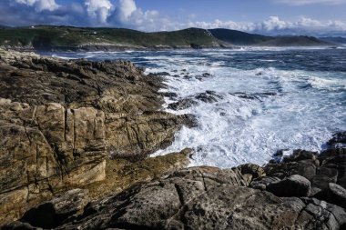 Kayalıkları, kayaları ve bulutları olan Galiçya kıyıları
