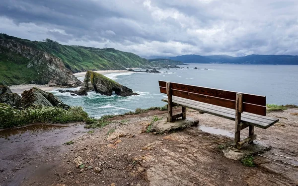 Galiçya Kıyısındaki Kayalıkların Yanında Oturmak Için Bank — Stok fotoğraf