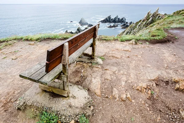 Galiçya Kıyısındaki Kayalıkların Yanında Oturmak Için Bank — Stok fotoğraf