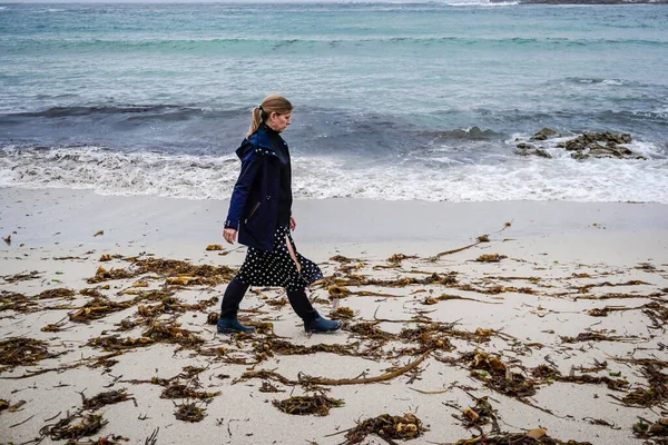 Güzel Sarışın Kafkasyalı Kadın Deniz Yosunlarıyla Dolu Bir Sahilde Yürüyor — Stok fotoğraf