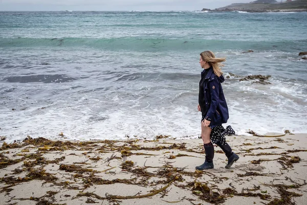 Güzel Sarışın Kafkasyalı Kadın Deniz Yosunlarıyla Dolu Bir Sahilde Yürüyor — Stok fotoğraf