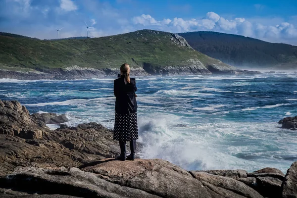 Genç Güzel Bir Kadın Galiçya Sahilinde Cep Telefonuyla Fotoğraf Çekiyor — Stok fotoğraf