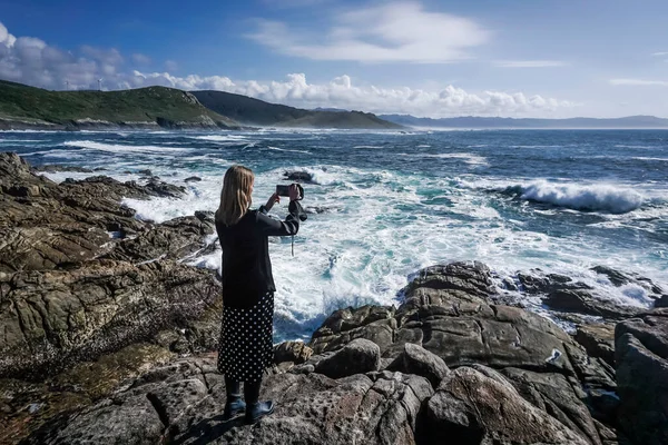 Mladá Krásná Žena Fotografování Mobilem Pobřeží Galicie Stock Fotografie