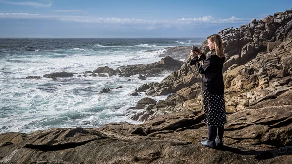 Mladá Krásná Žena Fotografování Mobilem Pobřeží Galicie Stock Snímky