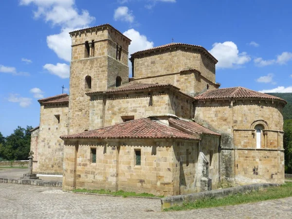 Colegiata Romnica Santa Cruz Castaeda Cantabria — 图库照片