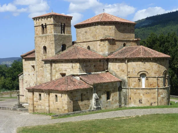 Colegiata Romnica Santa Cruz Castaeda Cantabria — 图库照片