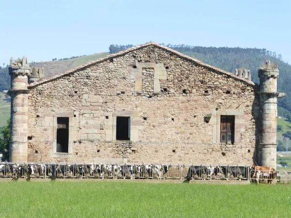 Antiguo Palacio Los Ceballos Argomilla Cantabria Utilizado Como Vaqueria — Stockfoto