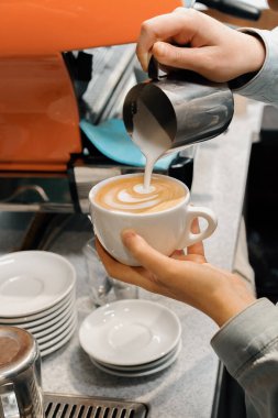 Bir kadının eli, bir erkeğin kafasını kesiyor.