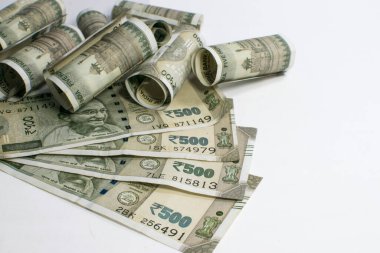 500 rupi banknot yuvarlandı (Hint para birimi) izole banknotlar.