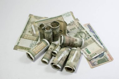 500 rupi banknot yuvarlandı (Hint para birimi) izole banknotlar.