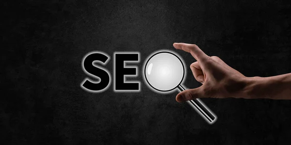 Seo Search Engine Optimization Mujer Sosteniendo Través Lupa Con Texto —  Fotos de Stock