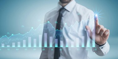 Sanal grafik, iş dünyası, ticaret ve finans ekranına dokunan işadamı tarafından sunulan mali eğilim istatistik grafik kavramı