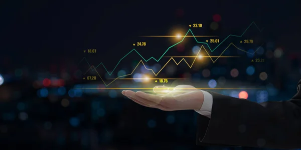 ダークトーンの背景 ビジネスイメージを持つ手の上に成長している仮想ホログラム株式チャートを示すビジネスマン — ストック写真