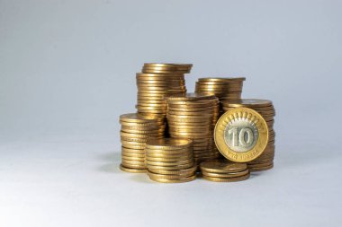 Kızılderili 10 rupisi beyaz kağıt bir yüzeye istiflenmiş. Tasarruf, yatırım ve zenginlik kavramı