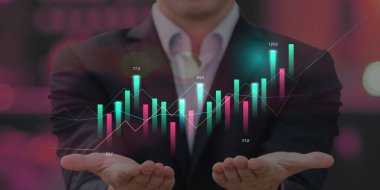 El, sigorta, iş ve yatırım geçmişinde şamdanlar ve istatistik verileri gösteren bir işadamı